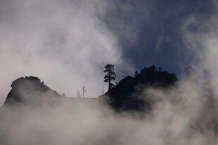 云雾缭绕中的山间瞭望塔