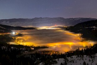 山间晨雾中的绚烂光影