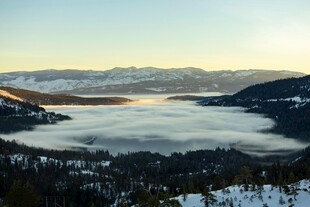 山间云海雪景壮丽景观