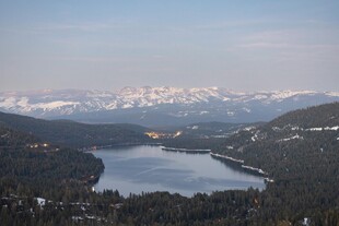 湖畔群山与远处雪山美景