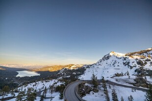 雪山公路的壮丽黄昏景色