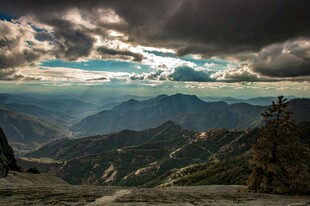 壮丽山景与变幻天空
