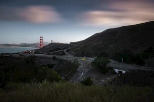 黄昏下的山间灯塔景观