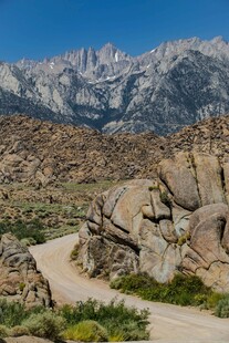 山间蜿蜒小路与壮丽山脉