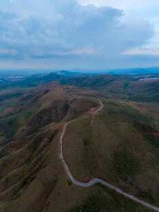 山间蜿蜒公路俯瞰美景