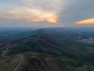 山峦夕照全景图