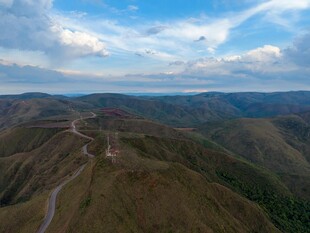 俯瞰山间蜿蜒公路美景