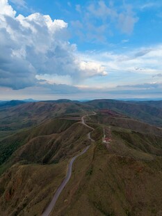 山间蜿蜒公路与壮丽风景