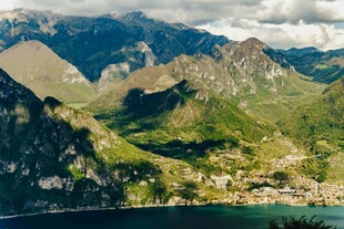 壮丽山景与湖畔风光