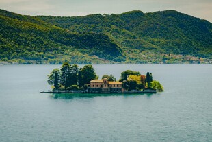 湖中小岛风光秀丽