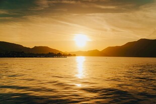 夕阳下波光粼粼的宁静湖面