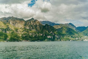 山水相依的秀丽湖景