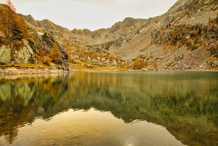 山间静湖秋色倒影如画