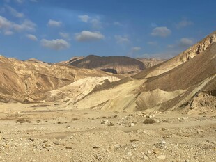 荒凉 漠中的壮丽山丘景观