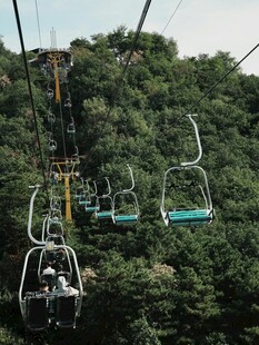 山间索道上的乘客