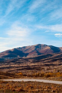 秋日旷野中的山脉风光