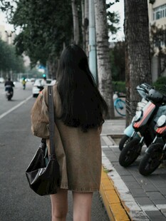 街头独行女子背影