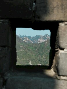 长城窗景望山峦