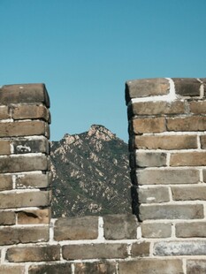 长城垛口外的青山蓝天