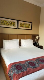 温馨舒适的酒店卧室场景