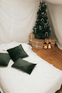 温馨卧室的圣诞装饰场景