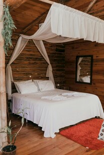 温馨木质风卧室床榻一角