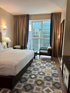 现代风格温馨卧室场景