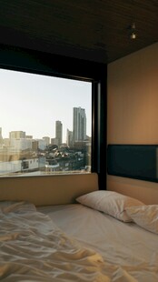 卧室窗外的城市景观
