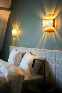 温馨卧室床头壁灯布置