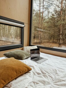 温馨卧室窗边的惬意角落