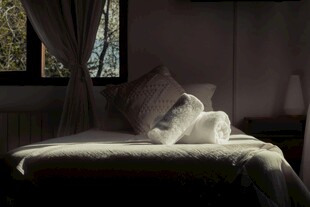 卧室窗边温馨床铺场景