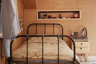 复古风卧室铁艺床场景