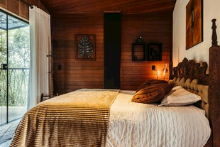 温馨木质卧室舒适床铺