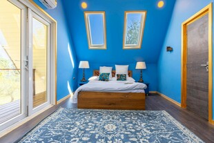 蓝色系温馨卧室室内场景