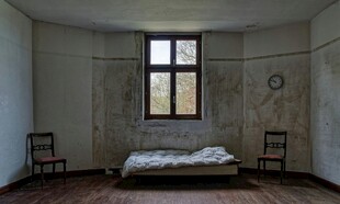 破旧房间内的简易床铺