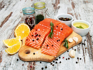 新鲜三文鱼搭配多样佐料