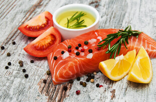 新鲜三文鱼配蔬菜与调料