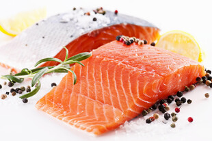 新鲜三文鱼配柠檬与香料