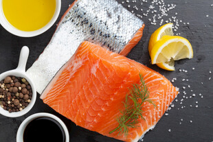 新鲜三文鱼及烹饪配料