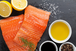 新鲜三文鱼搭配多样佐料