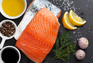 新鲜三文鱼及烹饪配料