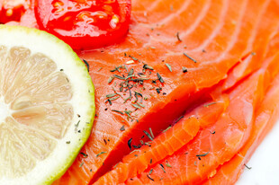 鲜三文鱼配柠檬与番茄