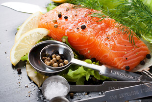 新鲜三文鱼配佐料与蔬菜