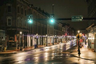 雨夜街头独行者