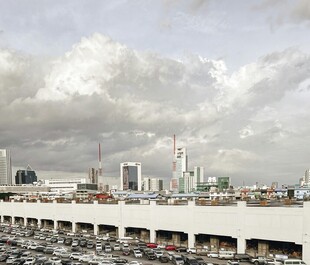 城市天际线与停车场景观