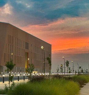 夕阳下的现代建筑景观