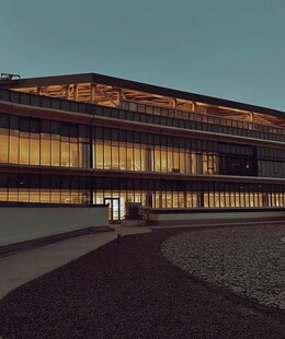 现代风格建筑外观夜景