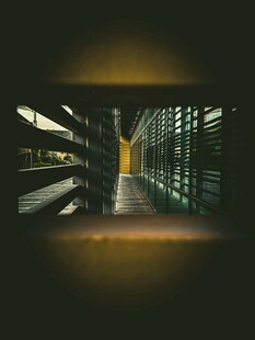 神秘光影下的工业风通道
