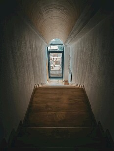 昏暗楼道尽头的明亮窗口