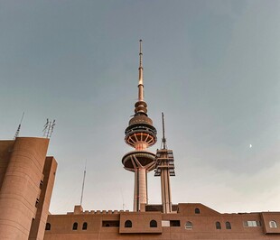 城市中的高耸电视塔